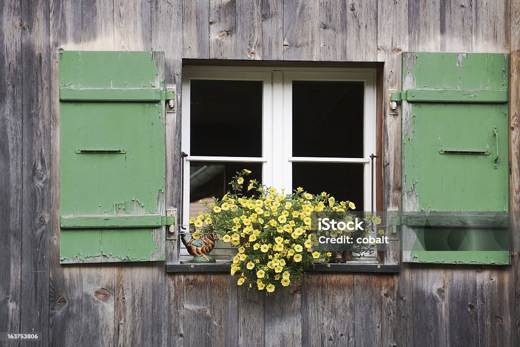 창을 셔터 및 꽃을 늙음 스위스 목재 하우스 - 로열티 프리 0명 스톡 사진