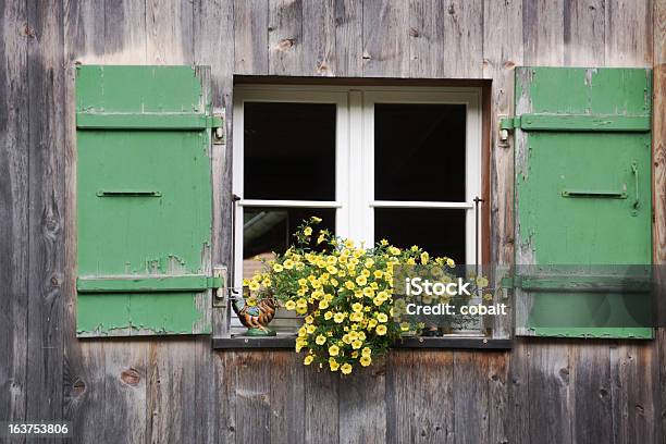 창을 셔터 및 꽃을 늙음 스위스 목재 하우스 0명에 대한 스톡 사진 및 기타 이미지 - 0명, 건물 외관, 건축