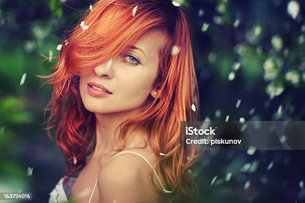 Photo libre de droit de Femme Rousse Dans Un Parc banque d'images et plus d'images libres de droit de Cheveux roux - Cheveux roux, Femmes, Couleur verte