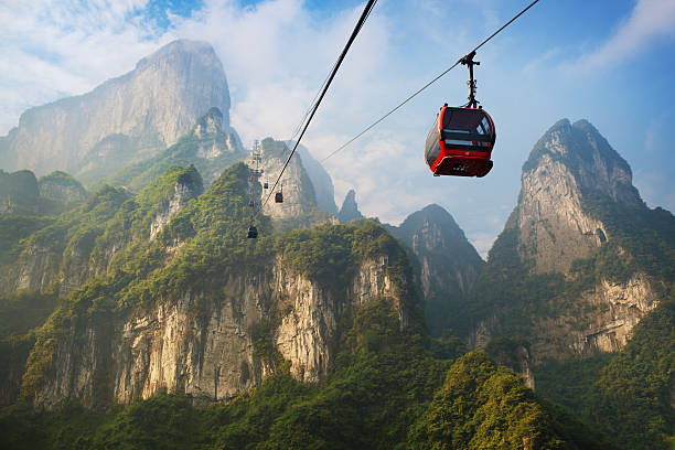 paysages tianmenshan - gondola photos et images de collection