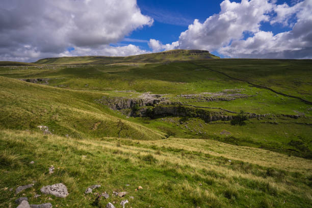 vue de penyghent, yorkshire dales depuis la pennine way - horton in ribblesdale photos et images de collection