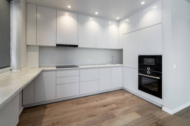 cozinha nova moderna e brilhante em um apartamento recém-renovado - design studio - fotografias e filmes do acervo