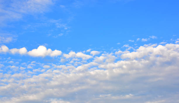 晴れた日に青い空と雲 分離型コピー用スペース - clear sky sky sunny day isolated ストックフォトと画像