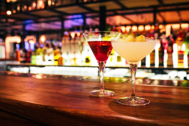 manhattan and margarita cocktails on a bar counter - cocktailfeest-fotos stockfoto's en -beelden