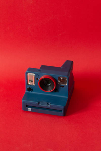 polaroid camera on red background - instant print transfer audio imagens e fotografias de stock