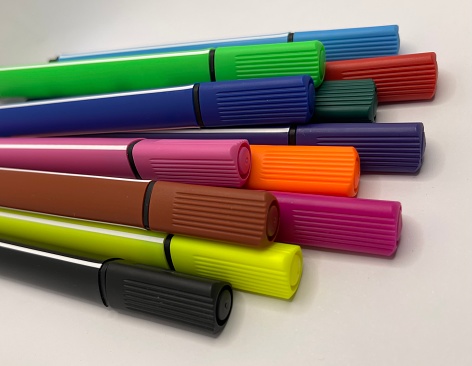 Vista lateral superior de marcadores con distintos colores