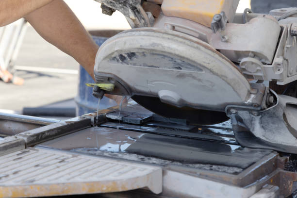 istock Cutting ceramic tile with a circular diamond blade on a wet saw machine 1638123226