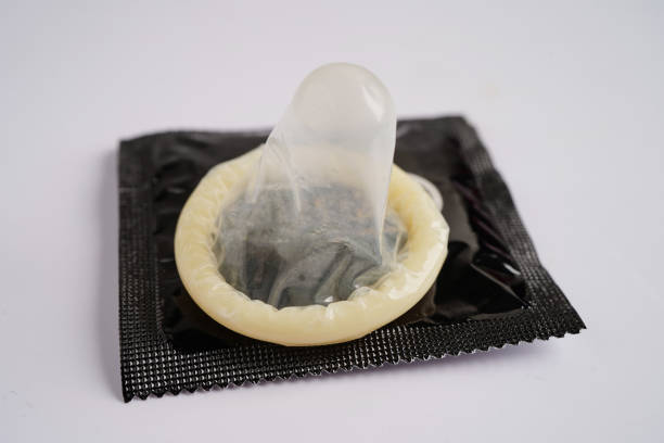 préservatif pour prévenir l’infection, les rapports sexuels protégés et le contrôle des naissances. - contraceptive sex education birth control pill condom photos et images de collection