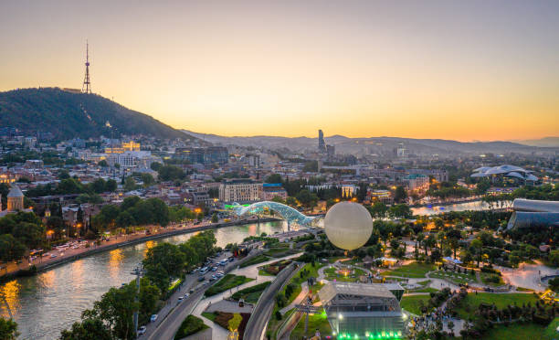 vista serale di tbilisi, capitale della georgia. - kura river immagine foto e immagini stock