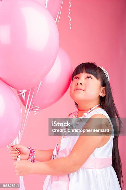 Geburtstag Mädchen Holding Ballons Stockfoto und mehr Bilder von Asiatischer und Indischer Abstammung - Asiatischer und Indischer Abstammung, Halten, Luftballon