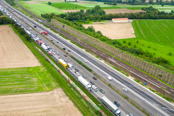 rodovia de pista múltipla, engarrafamento - vista aérea - multiple lane highway highway car field - fotografias e filmes do acervo