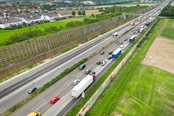 rodovia de pista múltipla, engarrafamento - vista aérea - multiple lane highway highway car field - fotografias e filmes do acervo