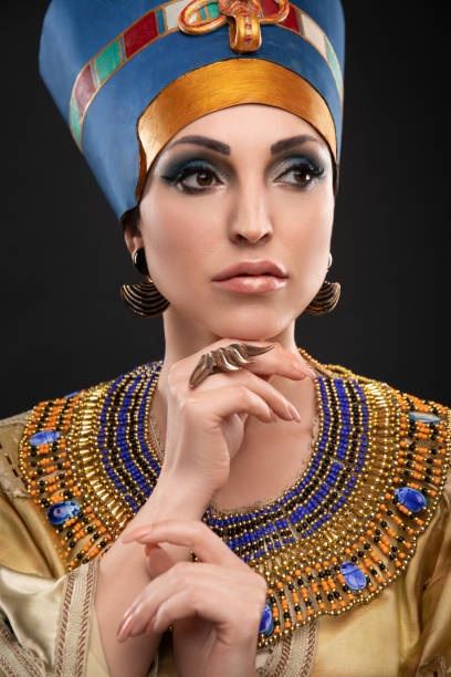 gros plan de la parfaite femme égyptienne cléopâtre - cleopatra pharaoh ancient egyptian culture women photos et images de collection