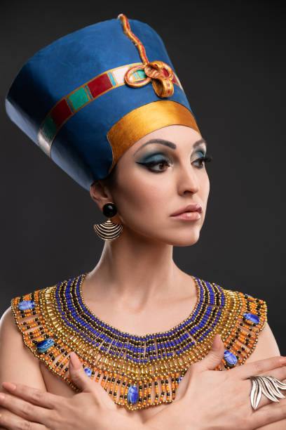 gros plan de la parfaite femme égyptienne cléopâtre - cleopatra pharaoh ancient egyptian culture women photos et images de collection