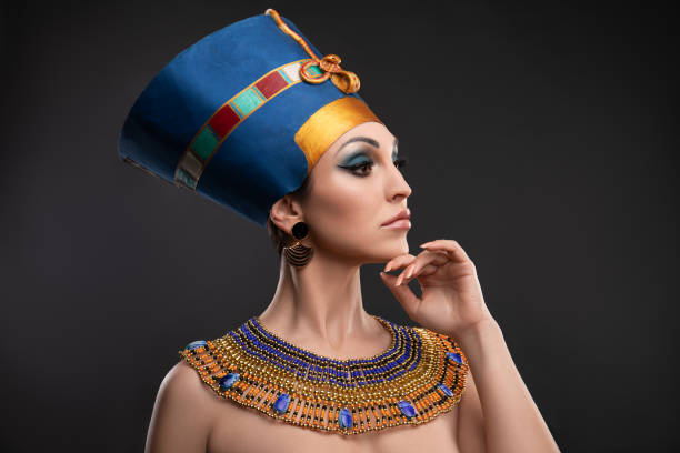 gros plan de la parfaite femme égyptienne cléopâtre - cleopatra pharaoh ancient egyptian culture women photos et images de collection