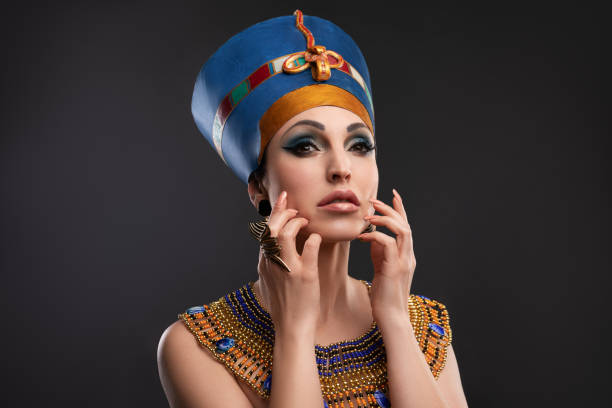 gros plan de la parfaite femme égyptienne cléopâtre - cleopatra pharaoh ancient egyptian culture women photos et images de collection