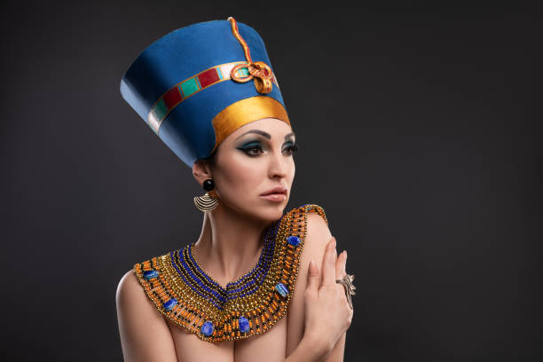 gros plan de la parfaite femme égyptienne cléopâtre - cleopatra pharaoh ancient egyptian culture women photos et images de collection