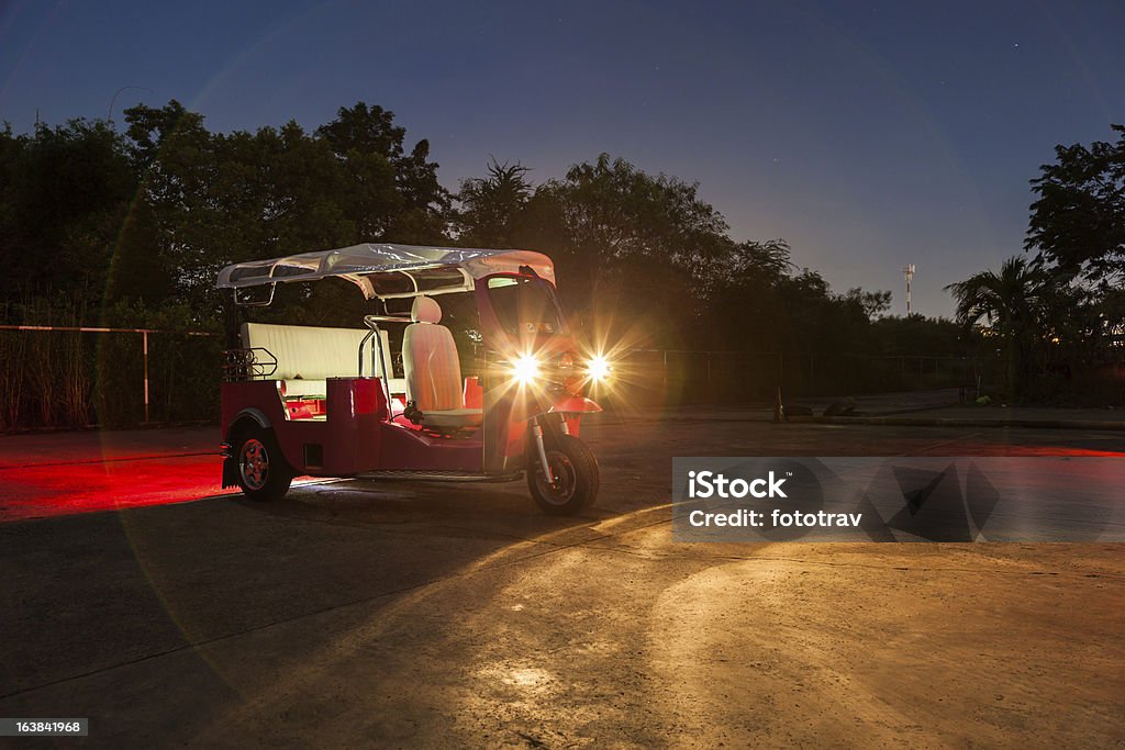 Thai Tuktuk à noite - Foto de stock de Auto-Rickshaws royalty-free