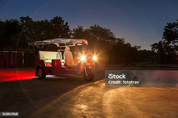 Foto de Thai Tuktuk À Noite e mais fotos de stock de Auto-Rickshaws - Auto-Rickshaws, Noite, Tailândia