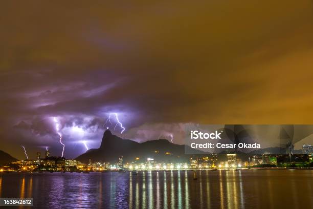 Lightning A Rio De Janeiro - Fotografie stock e altre immagini di Pioggia - Pioggia, Rio de Janeiro, Cristo Redentore