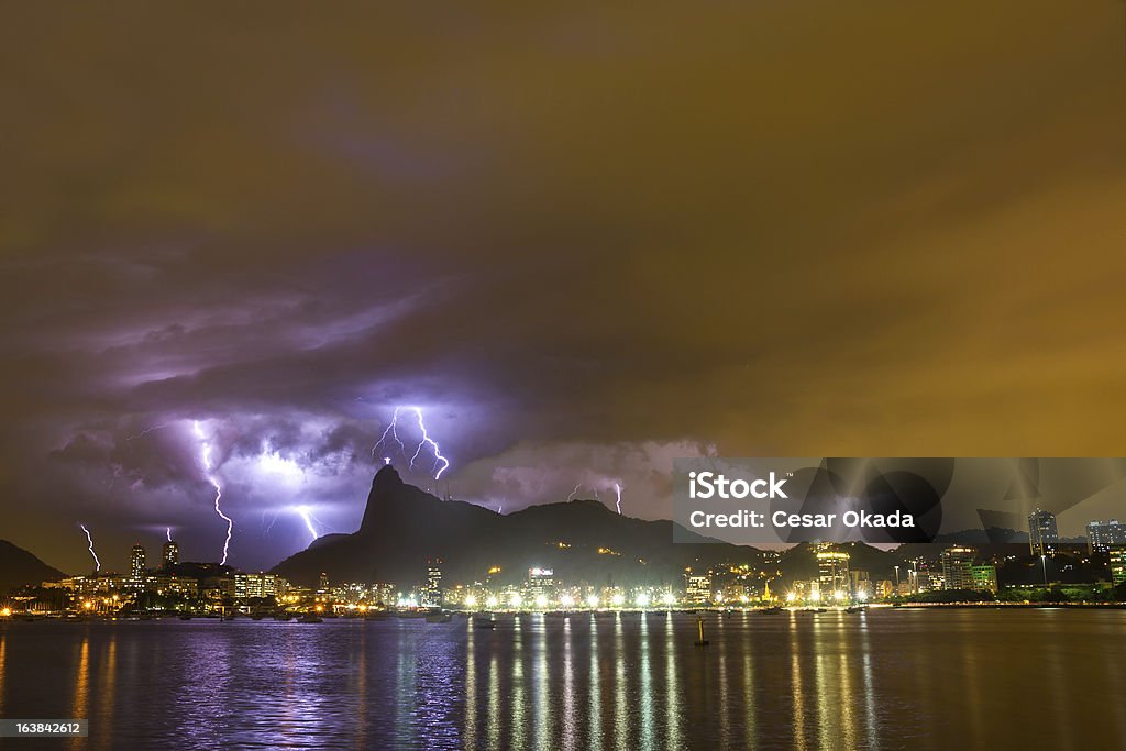 Piorun w Rio de Janeiro - Zbiór zdjęć royalty-free (Deszcz)