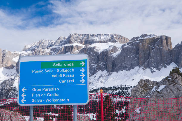 информационный знак для селла ронда, доломитовые альпы, южный тироль, италия - sella pass стоковые фото и изображения