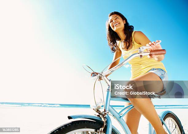 Manténgase En Buena Forma Foto de stock y más banco de imágenes de Playa - Playa, Andar en bicicleta, Mujeres