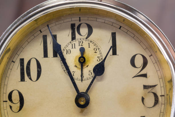 istock Vintage alarm clock with hands pointing towards one 1638514484