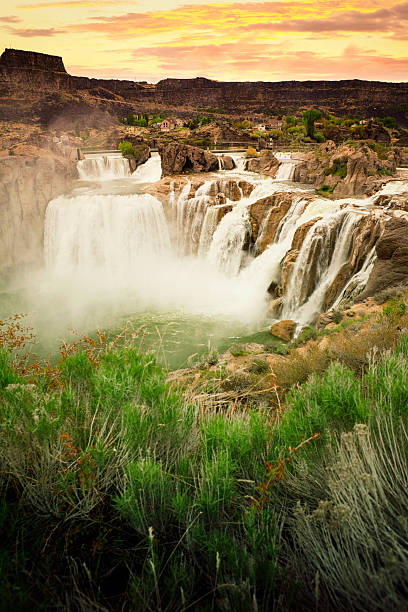 cascadas shoshone al atardecer - idaho waterfall natural landmark extreme terrain fotografías e imágenes de stock