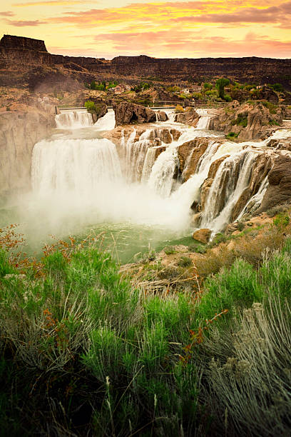 cachoeira de shoshone ao pôr-do-sol - idaho waterfall natural landmark extreme terrain - fotografias e filmes do acervo
