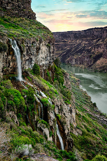 snake river canyon - idaho waterfall natural landmark extreme terrain - fotografias e filmes do acervo