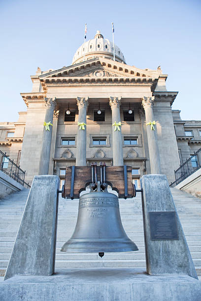liberty bell réplica-edifício capitólio do estado de idaho - idaho state capitol imagens e fotografias de stock