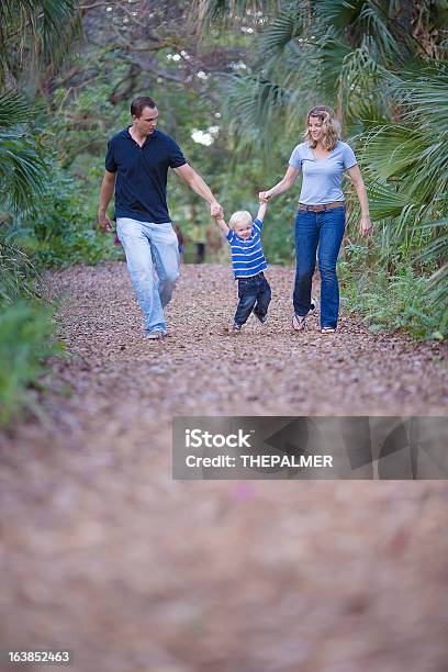 Foto de Família Andando Em Um Parque e mais fotos de stock de 12-17 meses - 12-17 meses, Andar, Cabelo Louro