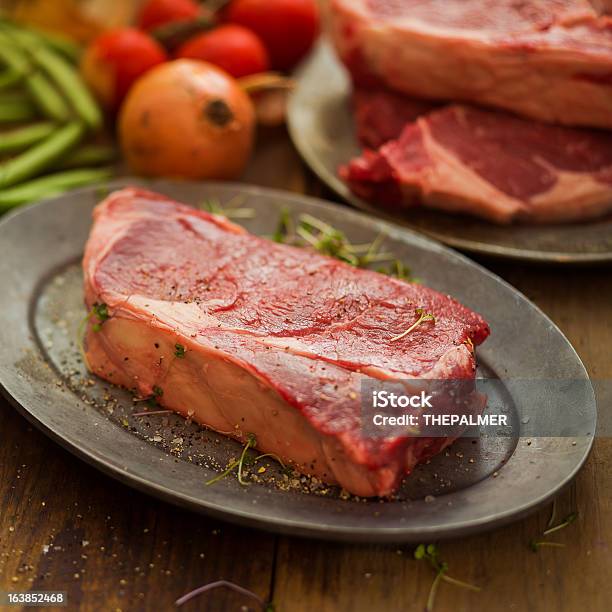 Ribeye Steków - zdjęcia stockowe i więcej obrazów Czerwone mięso - Czerwone mięso, Drewno - Tworzywo, Fotografika