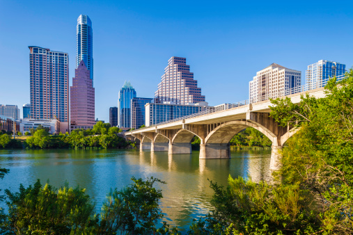 Horizonte de la ciudad de Austin, Texas, y Puente Congress Avenue con lago de mariquita photo