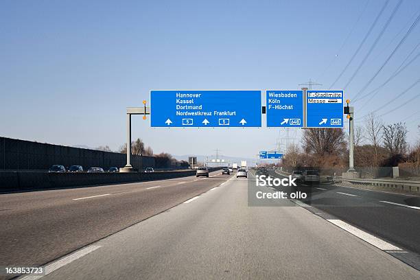 Sinal De Estrada Em Alemão Autoestrada Alemã A5sistema De Informação Do Tráfego - Fotografias de stock e mais imagens de Alemanha