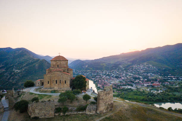 vista aerea della confluenza di due fiumi e del monastero di jvari nella città di mtskheta nel paese della georgia - mtkvari foto e immagini stock