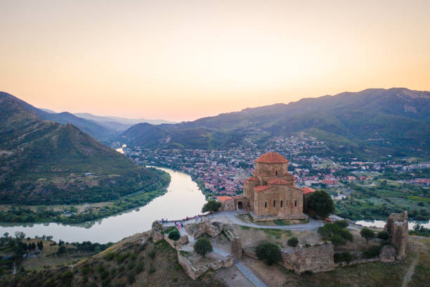 vista aerea al monastero di jvari con la città di mtskheta e lo sfondo del fiume. - kura river immagine foto e immagini stock
