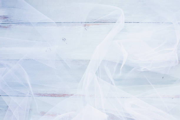 tulle blanc sur une table bleu sarcelle - backdrop damaged old fashioned natural pattern photos et images de collection