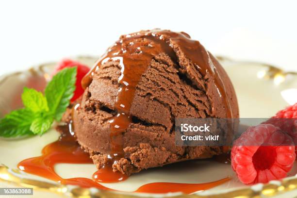 Helado De Chocolate Foto de stock y más banco de imágenes de Alimento - Alimento, Bola, Caramelo