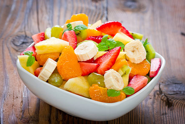 ensalada de frutas - fruit salad freshness strawberry fotografías e imágenes de stock