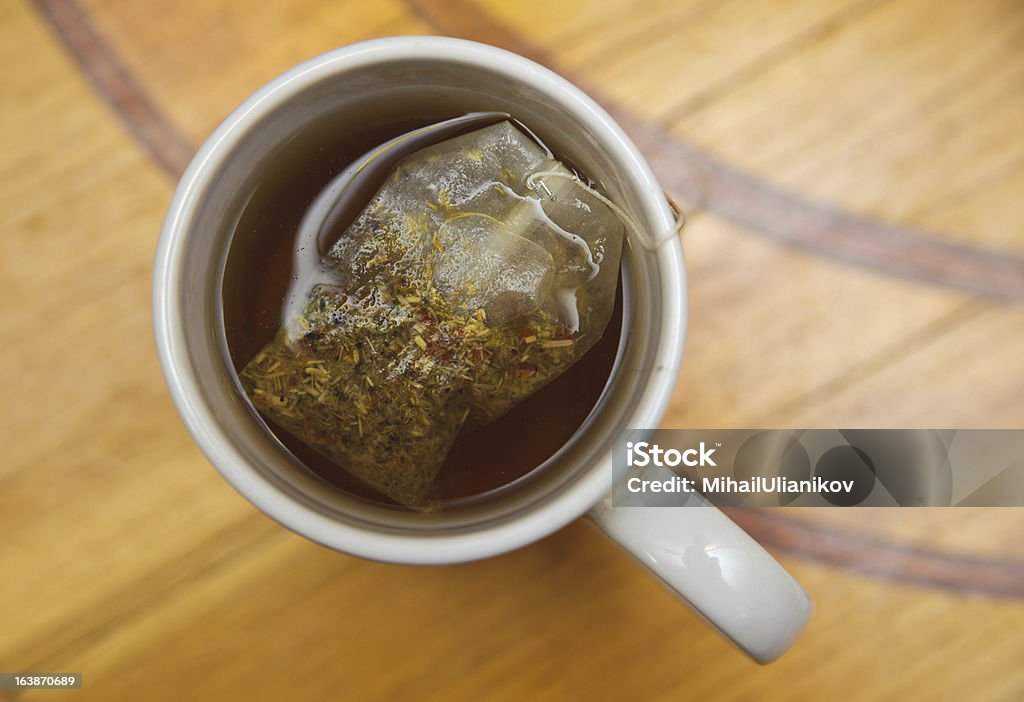 Saludable reparadores drink. bolsa de té en una taza de té - Foto de stock de Agua libre de derechos