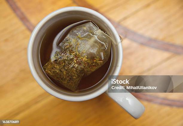 Saludable Reparadores Drink Bolsa De Té En Una Taza De Té Foto de stock y más banco de imágenes de Agua