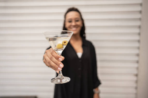 パブでマティーニグラスを持つ女性の接写 - martini martini glass dirty martini olive ストックフォトと画像
