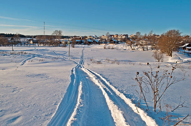 冬季の夕暮れの風景 - rural scene russia ski track footpath ストックフォトと画像