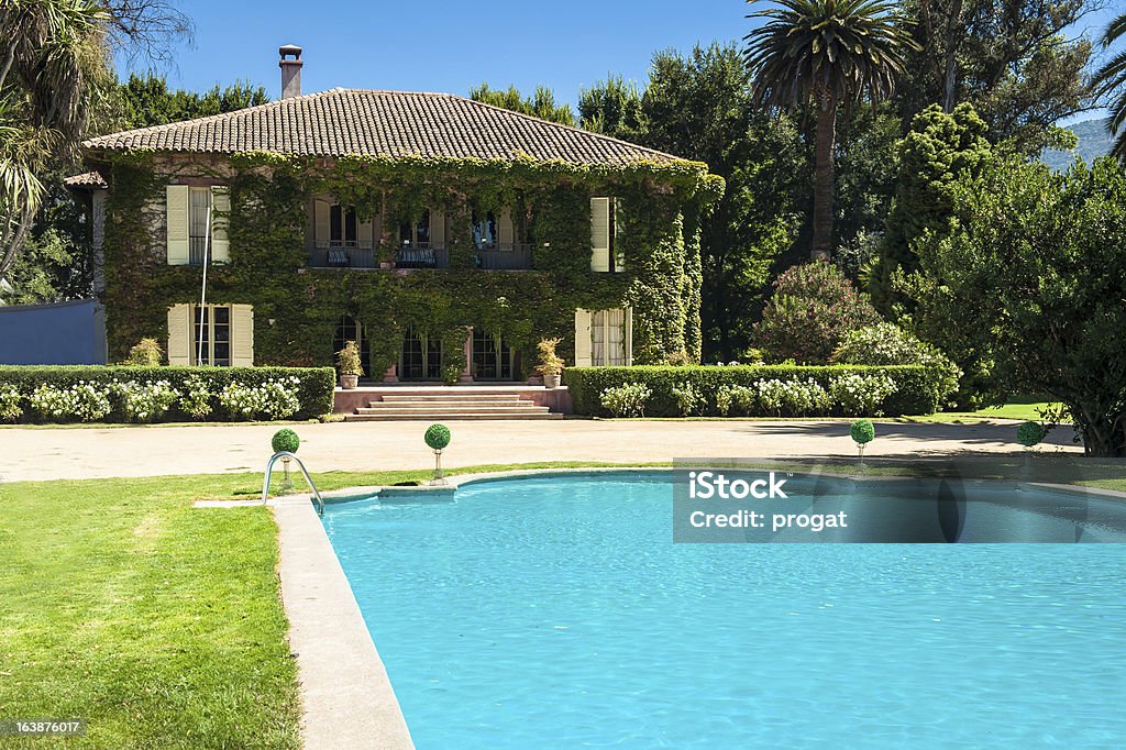 Bela casa e quintal - Foto de stock de Ajardinado royalty-free