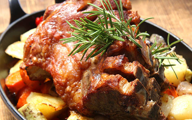 Carré d'agneau avec des légumes et des plantes aromatiques - Photo