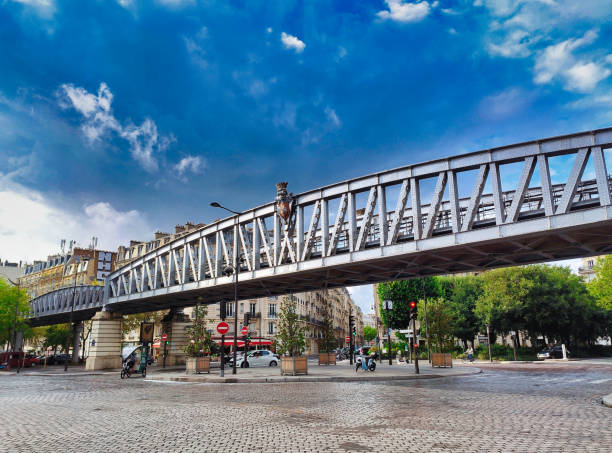 paryż, francja; 8 sierpnia 2023: pont metro cambronne - cambronne zdjęcia i obrazy z banku zdjęć