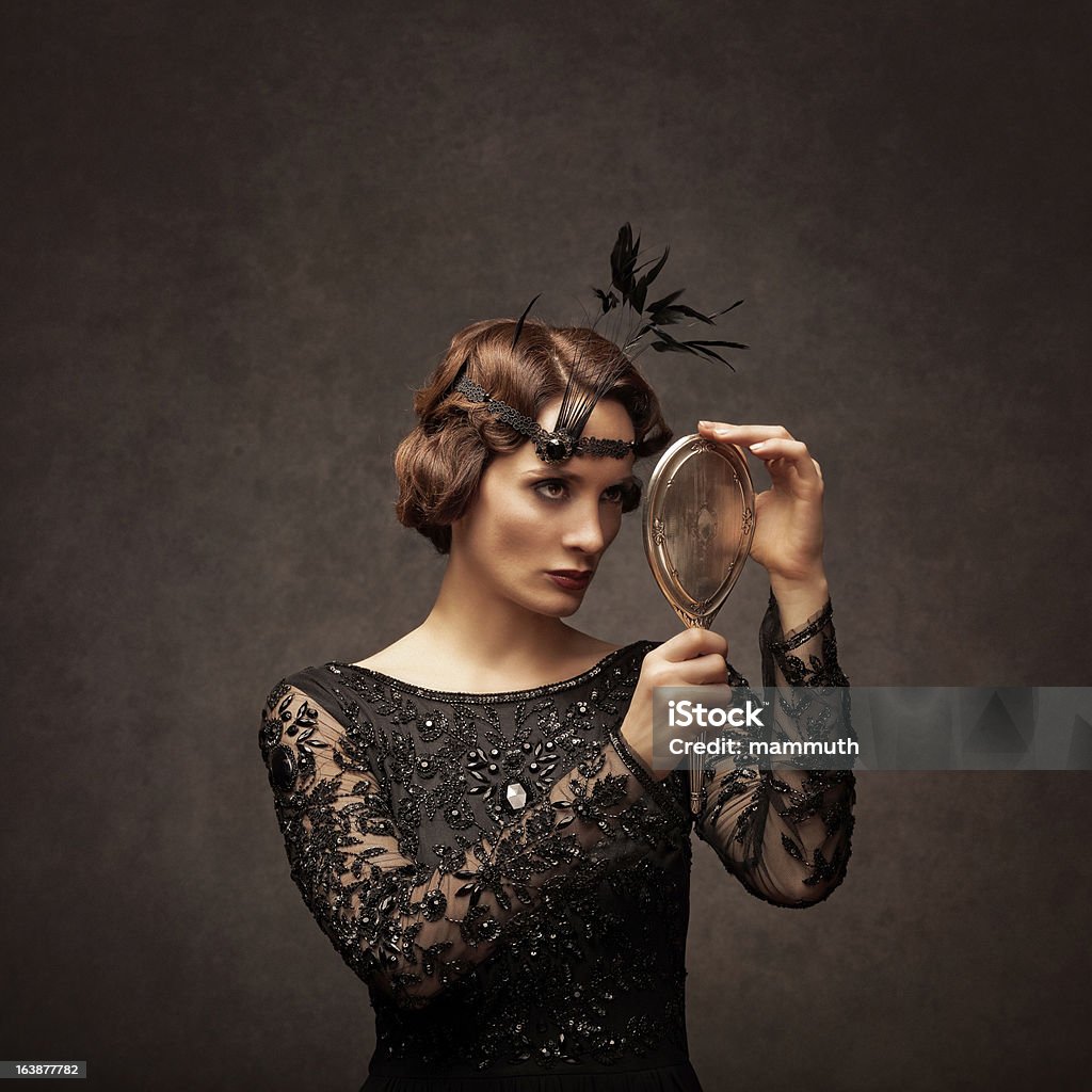 Style rétro beauté regardant à elle-même en main miroir silver - Photo de 1920-1929 libre de droits