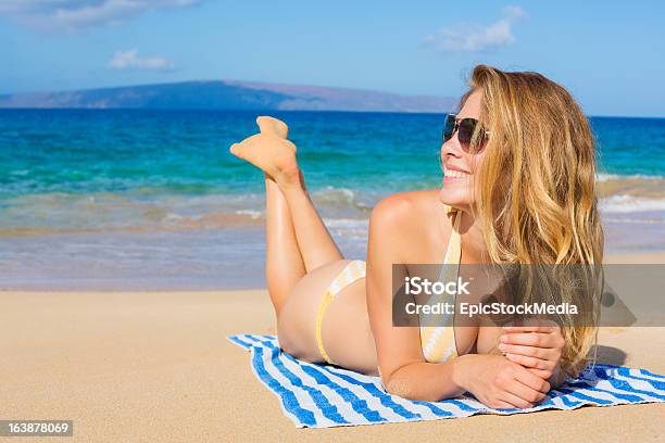 美しい女性のトロピカルビーチでリラックスした - Horizonのストックフォトや画像を多数ご用意 - Horizon, カラー画像, サングラス